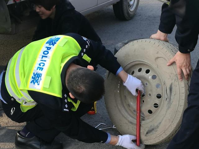 惊险!货车行驶在高速公路上突然爆胎,万幸的是……