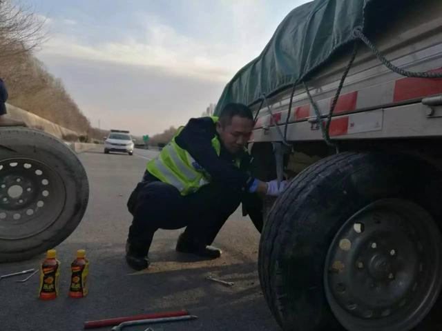 惊险!货车行驶在高速公路上突然爆胎,万幸的是……