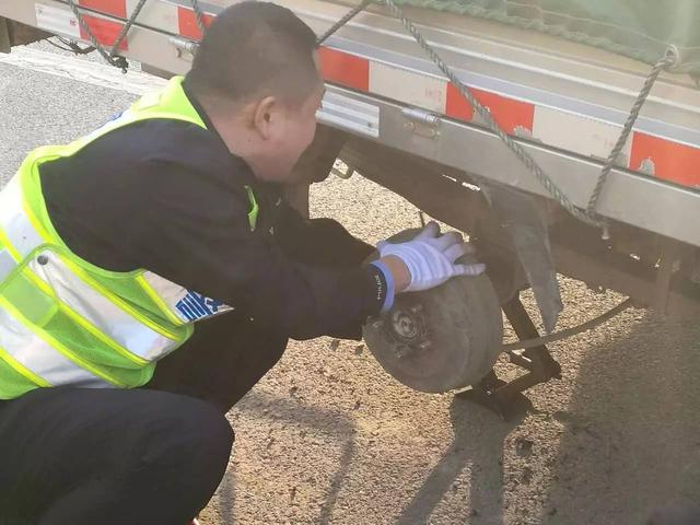惊险!货车行驶在高速公路上突然爆胎,万幸的是……