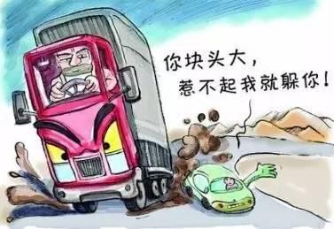 惊险!货车行驶在高速公路上突然爆胎,万幸的是……