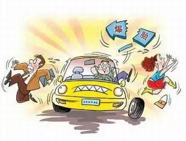 惊险!货车行驶在高速公路上突然爆胎,万幸的是……