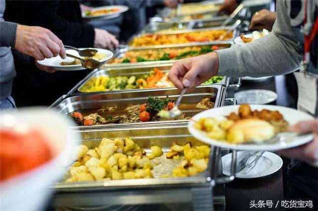 外国网友:在吃中国自助餐时,只吃螃蟹腿真的会被人撵出去?