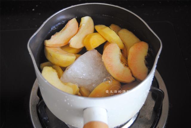 这水果煮一煮,比新鲜更好吃,超市36元一瓶,在家做,15元管够