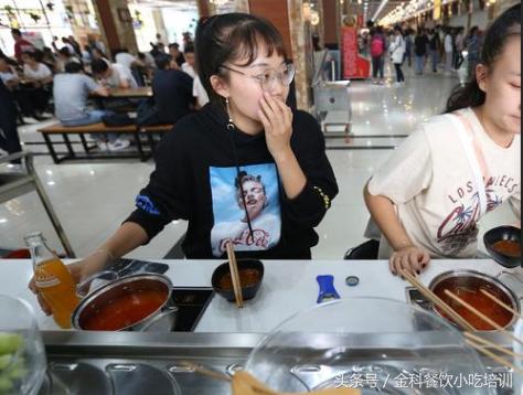 开一家旋转小火锅店,需要投资多少钱,一天能赚多少呢?