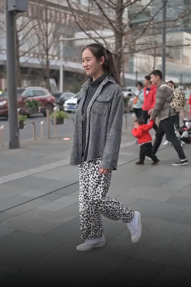 早春火了“衬衫外套”,搭配俗气的“豹纹裤”,显瘦效果也太棒了