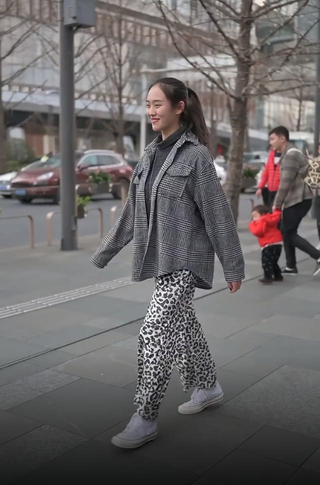 早春火了“衬衫外套”,搭配俗气的“豹纹裤”,显瘦效果也太棒了