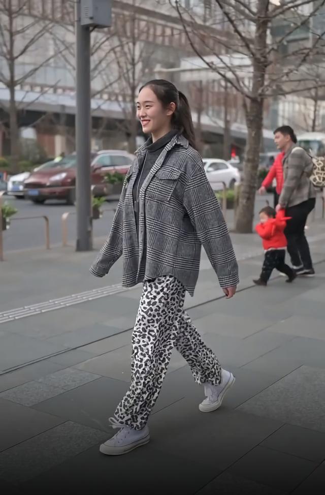 早春火了“衬衫外套”,搭配俗气的“豹纹裤”,显瘦效果也太棒了