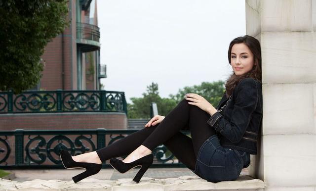 黑色打底裤不是万能的,如何根据穿衣颜色搭裤袜