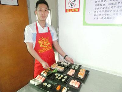 男人摆摊卖什么小吃好?简单适合一个人摆摊的小吃项目