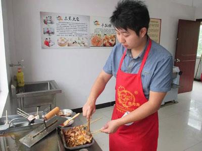 男人摆摊卖什么小吃好?简单适合一个人摆摊的小吃项目