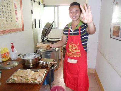 男人摆摊卖什么小吃好?简单适合一个人摆摊的小吃项目