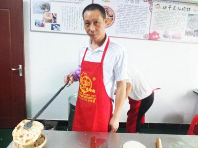 男人摆摊卖什么小吃好?简单适合一个人摆摊的小吃项目