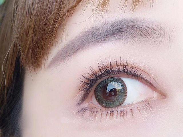 Ů��ÿ��˯��ǰ����������ë�䳤��Ũ�ܣ��۾�Ҳ���ű��