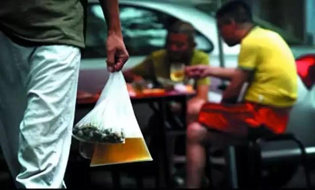 为什么青岛人只爱喝青岛啤酒?