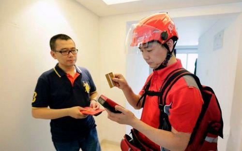 刘强东骑电车亲自上门送快递是种什么体验?