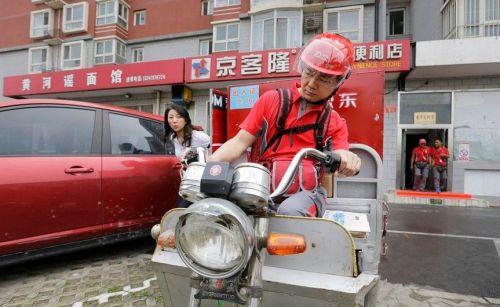 刘强东骑电车亲自上门送快递是种什么体验?