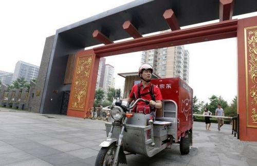 刘强东骑电车亲自上门送快递是种什么体验?