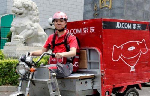 刘强东骑电车亲自上门送快递是种什么体验?