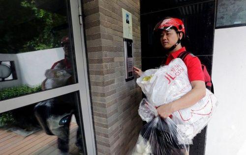 刘强东骑电车亲自上门送快递是种什么体验?