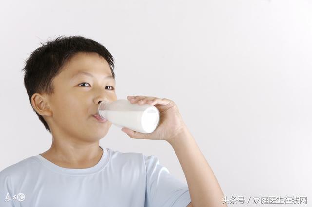 每天喝牛奶有什么好处?医生给了一个满意的答案