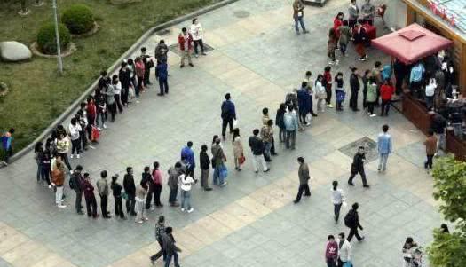 单亲妈妈学校附近摆摊卖稀罕小吃,10元4个,一天可以卖几百个