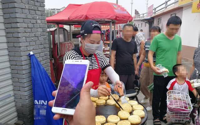单亲妈妈学校附近摆摊卖稀罕小吃,10元4个,一天可以卖几百个