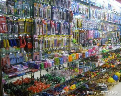 两元店的东西种类繁多,但卖的很便宜,这样卖老板能赚到大钱吗?