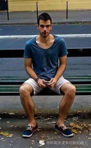 男士休闲短裤配什么鞋 男生休闲短裤搭配什么上衣