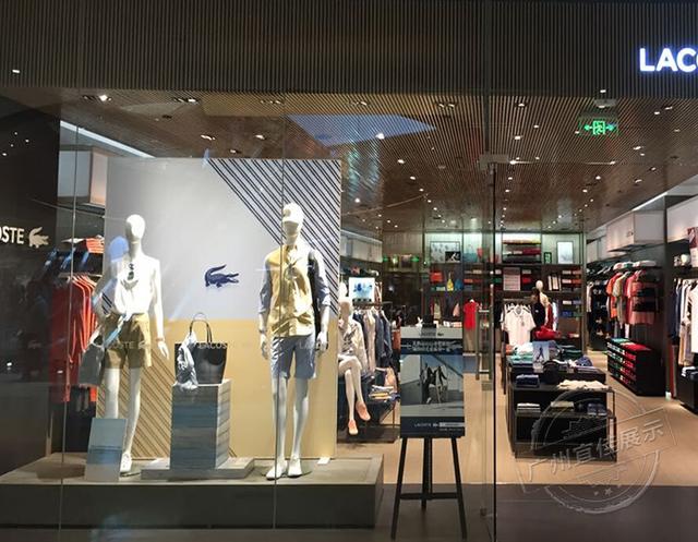 专卖店女服装店铺的橱窗展柜怎样设计