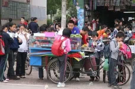 还记得那些在小学门口摆的小吃吗?不贵而且好吃!