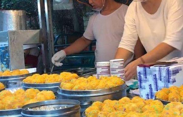 90后小夫妻推车卖小吃,顾客只看不买,老婆想1招很快被抢光!