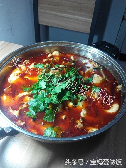 麻辣鲜香火锅鱼,吃了鱼又涮菜,过瘾