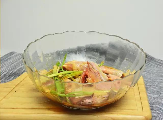 大街小巷都在卖的黄焖鸡,到底好吃在哪里?