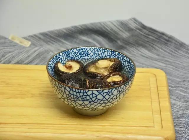 大街小巷都在卖的黄焖鸡,到底好吃在哪里?