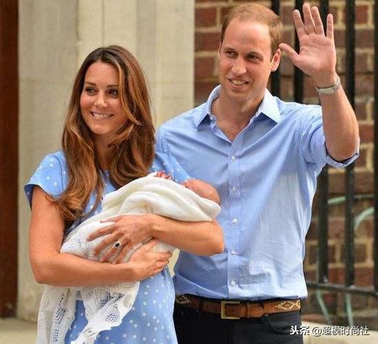 英国王室全家福曝光,小王子可爱到爆炸,威廉王子却变“光明顶”