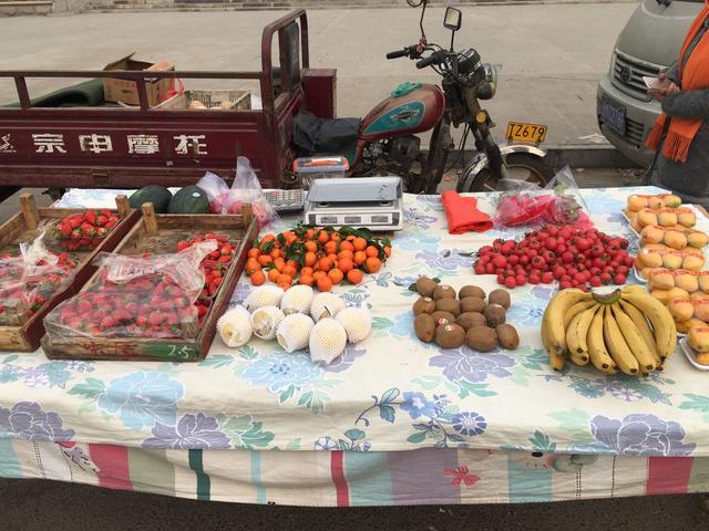 90后小伙月入十万,他竟然靠摆摊卖水果赚钱
