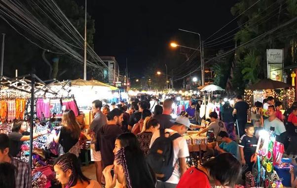 专供中国游客的世界最大夜市,网友:都是义乌小商品,价格翻倍卖