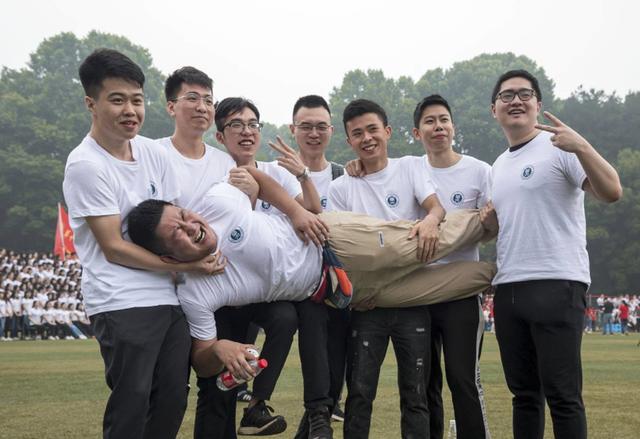 男孩子上大学,学什么专业比较好?985学长告诉你!