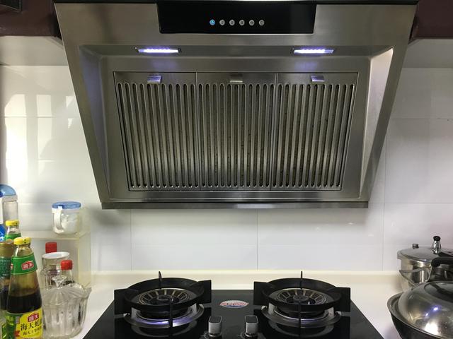油烟机上的油渍太难清洗?试试这个万能清洁剂,油烟机彻底清洁!