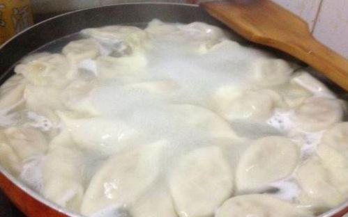 大年三十吃饺子,到底吃饺子有哪些好处?光头佬来给你扒一扒……