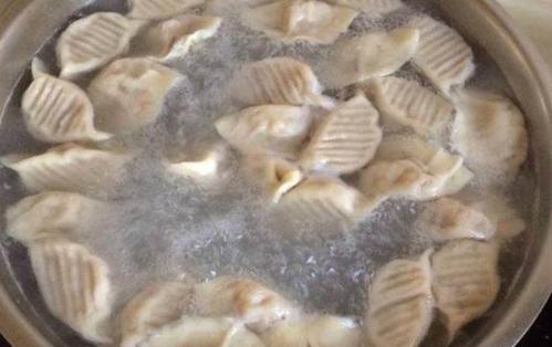 大年三十吃饺子,到底吃饺子有哪些好处?光头佬来给你扒一扒……