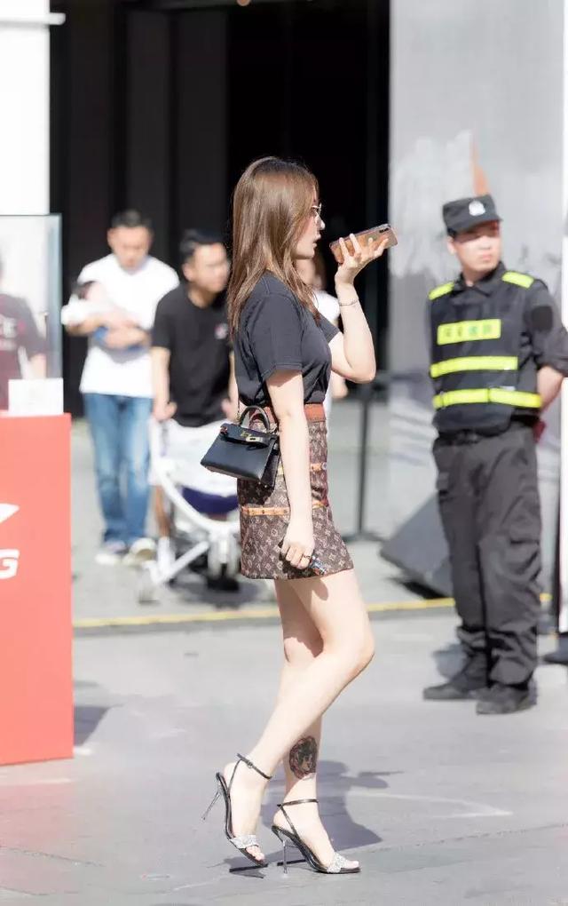 高跟鞋与裙子的搭配,散发出优雅迷人的气息