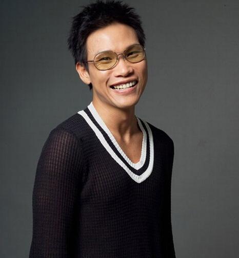 《爱一个人好难》是苏永康演唱的一首歌曲,由季忠平作词作曲,收录在苏