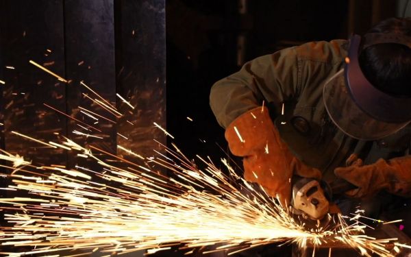 焊缝高度一般与钢板接近,采用断续焊时,焊缝长度及间隔应均匀一致.