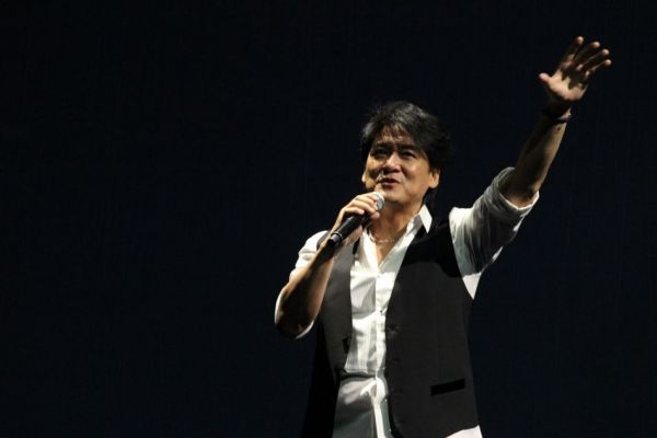 收录于王力宏《盖世英雄》专辑,由曹轩宾作曲及编曲,王力宏众多粉丝