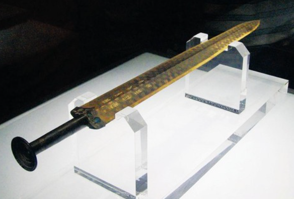 侠客用雄剑砍楚王,楚王的头随着落在热水锅中;侠客也自己砍掉自己的头