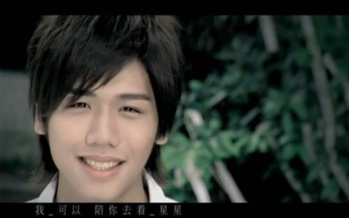 《我可以》是由蔡旻佑作词作曲并演唱的一首歌曲,收录在蔡旻佑2006年