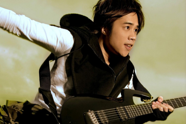 专属天使 - tank作词:施人诚 作曲:tank我不会怪你对我的伪装 天使在