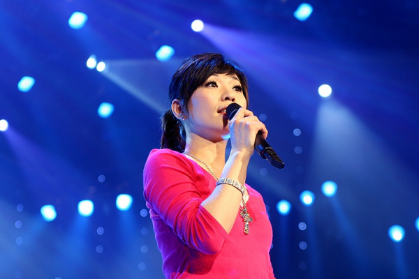 一个人吃饭旅行一个人走走停停这句歌词的歌名是什么